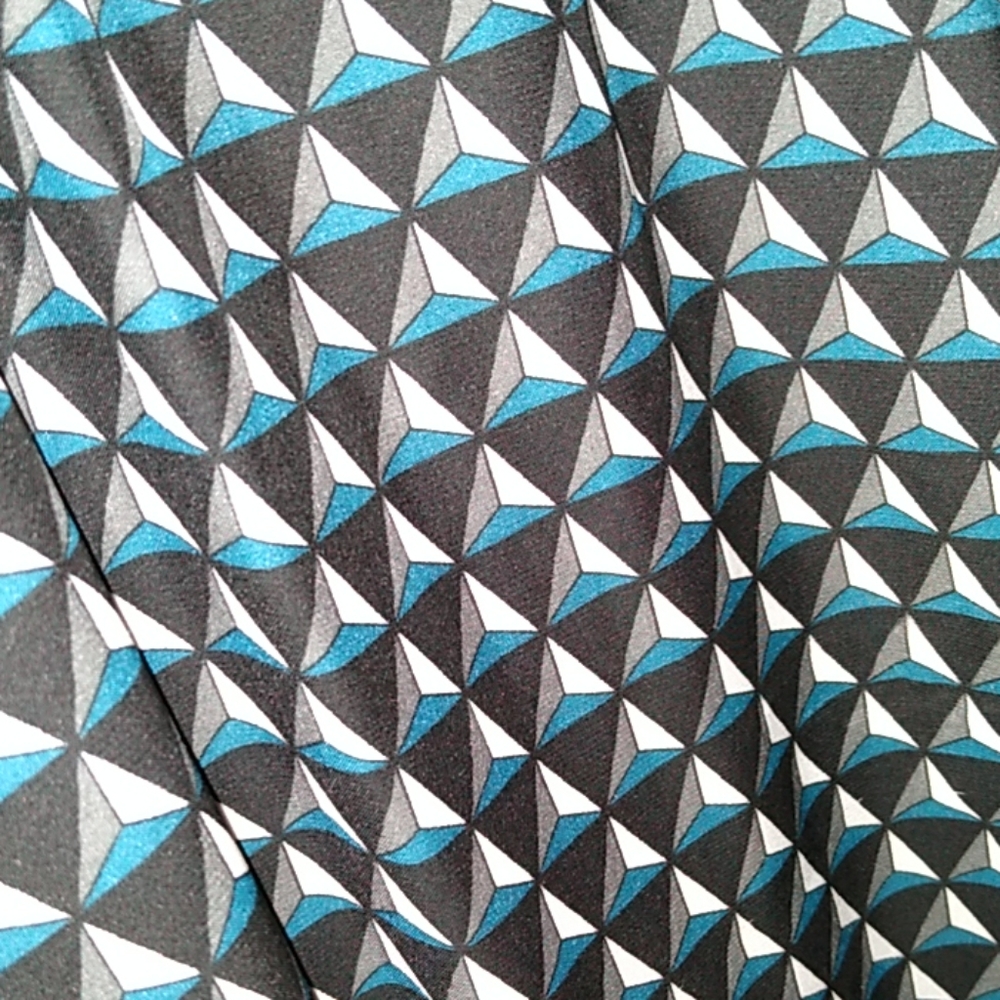 Triangular patterned dress - Picture 2 of 3